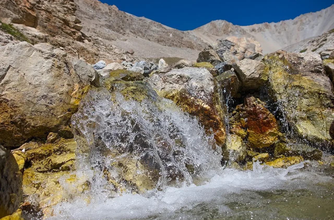 Как на Алтае пьют воду из гор