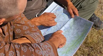Люди изучают карту перед походом